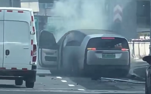 理想MEGA遭撞后起火燃烧 车主称安全还会买！高管：感谢认可