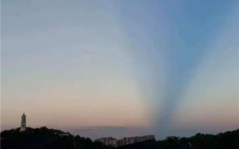 “是鹊桥吗” 杭州上空一幕让网友惊叹：官方科普是“曙暮光条 ”