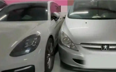 保时捷女车主停车占两位引热 反让旁边车主道歉：耽误我的时间