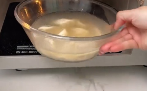 女生在公司内用微波炉加热速冻饺子 5分钟搞定不洗锅