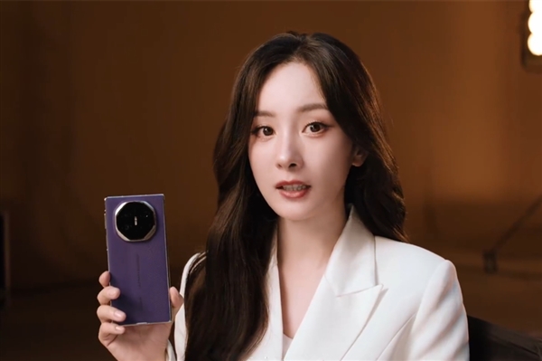 杨幂上手华为Mate XTs非凡大师：改文件看文件像用电脑一样