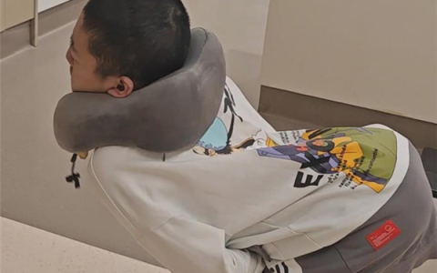 全球首例！4次断骨打开折叠男孩迈出新生第一步