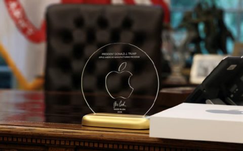 iPhone要重振美国制造辉煌！苹果CEO库克表忠心 给特朗普献上24K金大礼