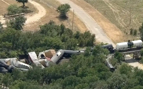 美国火车又脱轨了 定性危险品事故