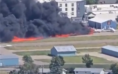 美国一机场发生飞机碰撞事故：现场火势滔天 浓烟滚滚