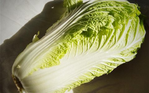 韩国最低月薪感受下！一颗大白菜卖36元 韩网友吐槽：这是金菜吗