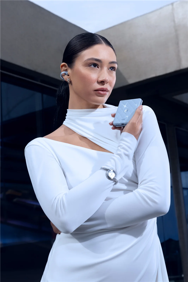 全球首款珠宝小折叠！moto razr 60施华洛世奇限定版发布：7200元