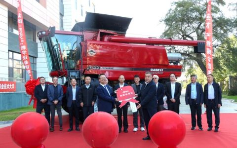 捐赠的凯斯AF4099联合收割机