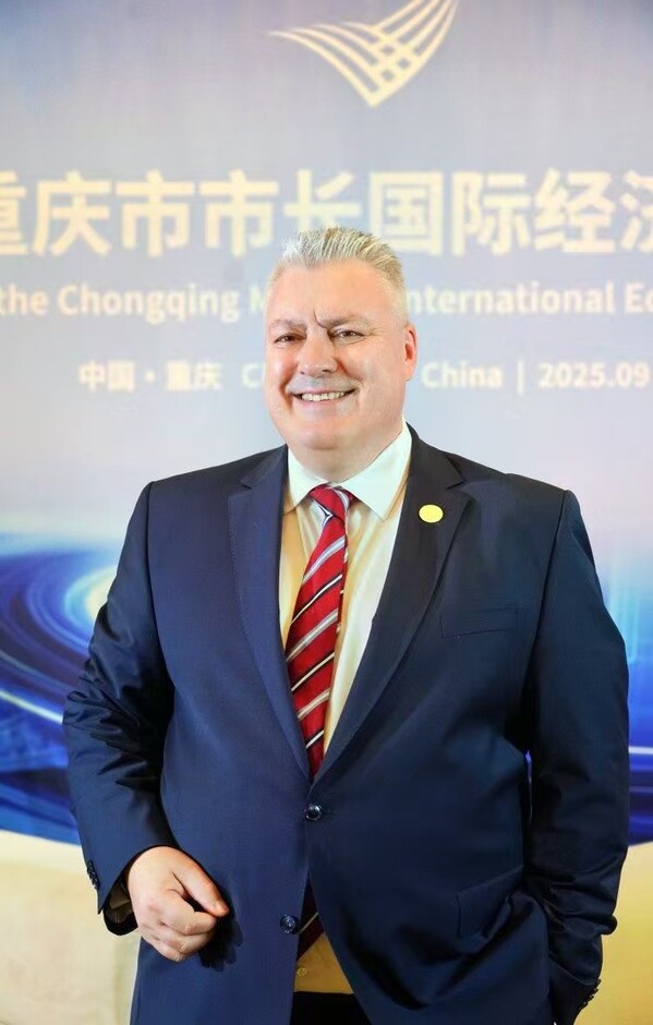 奥特斯全球首席执行官马铭天（Michael Mertin）出席重庆市市长国际经济顾问团会议