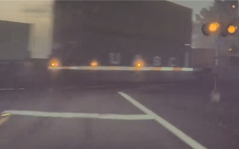 特斯拉FSD被指在铁路口无法识别火车 美监管机构已介入调查