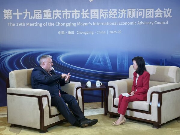 奥特斯全球首席执行官马铭天（Michael Mertin）出席重庆市市长国际经济顾问团会议