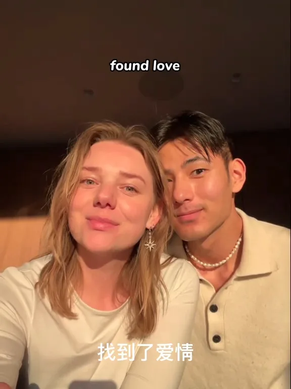 男子天生缺少拇指 用4指开瓶盖喝水走红