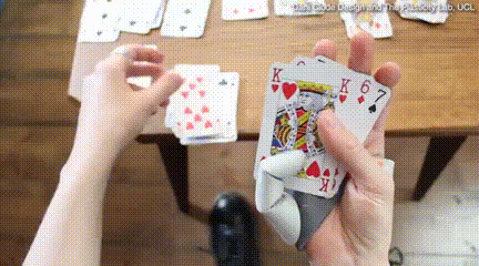 男子天生缺少拇指 用4指开瓶盖喝水走红