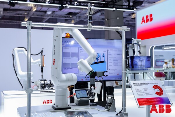 搭载OmniCore EyeMotion视觉系统的PoWa协作机器人物料搬运方案