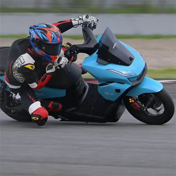 24999元起 五羊本田电摩E-VO GT开售：三元锂电池 支持汽车充电桩