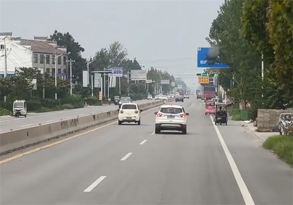 老头乐路上疯狂逆行+蛇形：吓得周围车辆纷纷闪躲