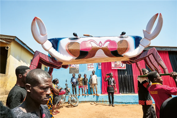 隆重又怪异的加纳葬礼：这里的人把棺材做成艺术品