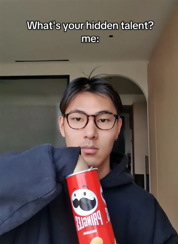 男子天生缺少拇指 用4指开瓶盖喝水走红