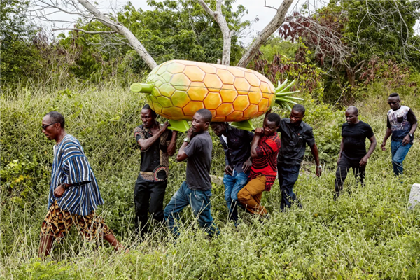 隆重又怪异的加纳葬礼：这里的人把棺材做成艺术品