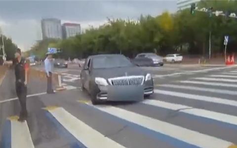 男子科目一考试5次未通过 开迈巴赫无证上路被拘留罚款