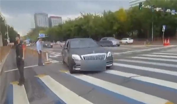 男子科目一考试5次未通过 开迈巴赫无证上路被拘留罚款