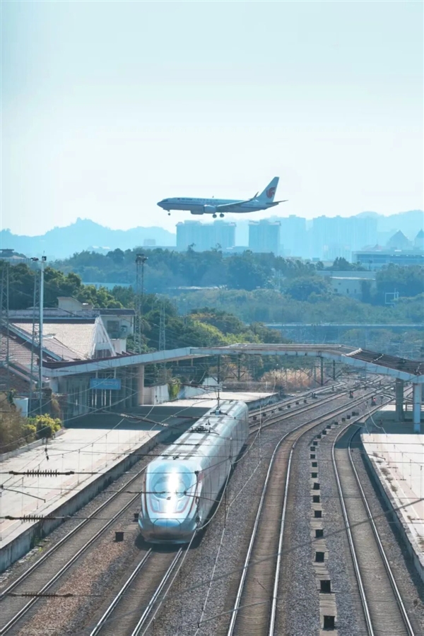 “陆海空”集齐：飞机、高铁、汽车、渔船在这里同框
