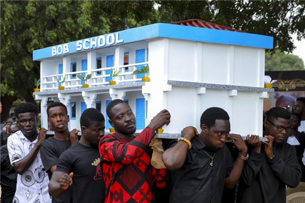 隆重又怪异的加纳葬礼：这里的人把棺材做成艺术品