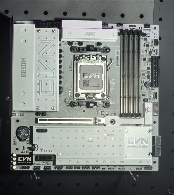 为AM5超频而生！七彩虹X870E iGame Vulcan现身：2DIMM、5个M.2