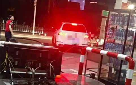 女子忘拔油枪开车就走拽倒加油机：切断阀立大功