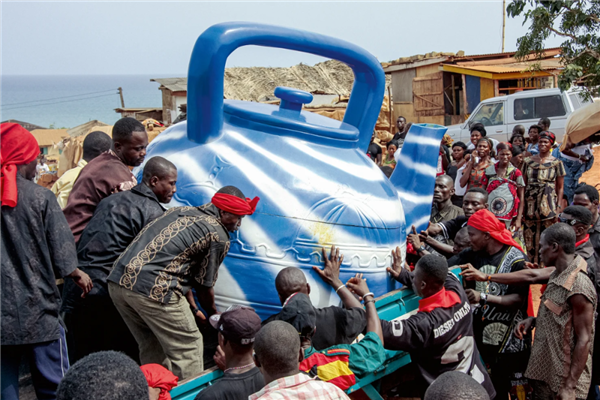 隆重又怪异的加纳葬礼：这里的人把棺材做成艺术品