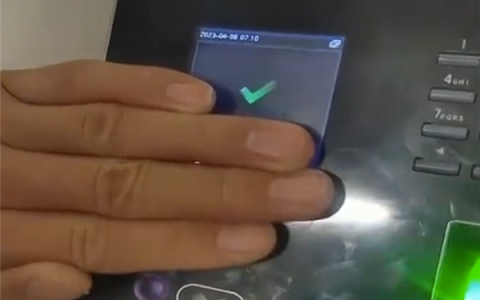 用橡胶指纹帮同事打卡 两人被辞退后起诉公司索赔遭驳回