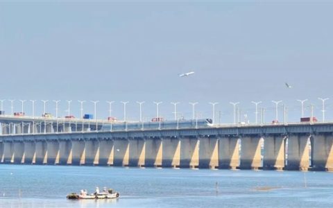 “陆海空”集齐：飞机、高铁、汽车、渔船在这里同框