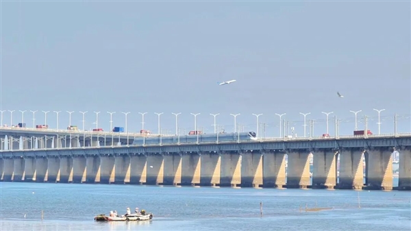 “陆海空”集齐：飞机、高铁、汽车、渔船在这里同框