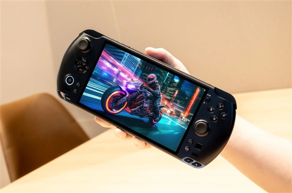 全球首款AMD锐龙AI Max+ 395掌机！GPD Win 5配置价格公布：最高12999元
