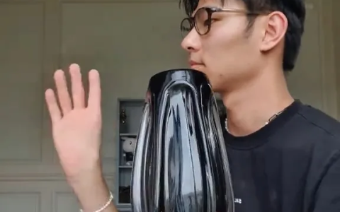 男子天生缺少拇指 用4指开瓶盖喝水走红