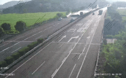 大货车紧急避让致30吨钢卷倾泻高速 这种情况小汽车不负全责