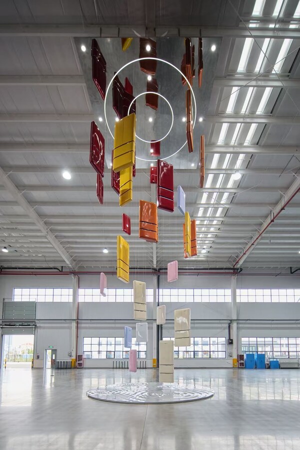 跨界艺术家Oscar王令尘为MINIJ小吉创作的艺术装置《小吉光彩之门》