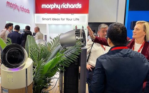 2025年ベルリン国際コンシューマーエレクトロニクス展で、来場者がMorphy Richardsの四季対応気候フラッグシップ製品を体験しています。