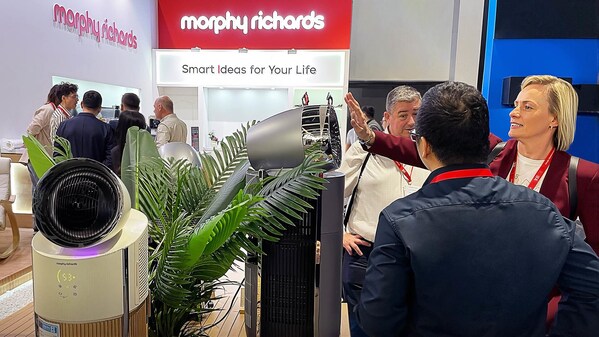 2025年ベルリン国際コンシューマーエレクトロニクス展で、来場者がMorphy Richardsの四季対応気候フラッグシップ製品を体験しています。