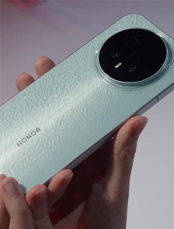 荣耀Magic8系列真机亮相！首批高通第五代骁龙8至尊版旗舰