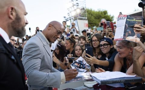 巨石泪洒威尼斯