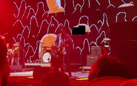 苹果客服回应iPhone 17拍照出现黑色方块：无法保证售卖的设备完全没问题