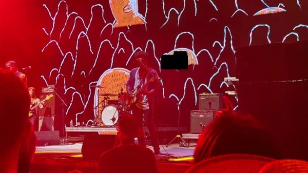 苹果客服回应iPhone 17拍照出现黑色方块：无法保证售卖的设备完全没问题