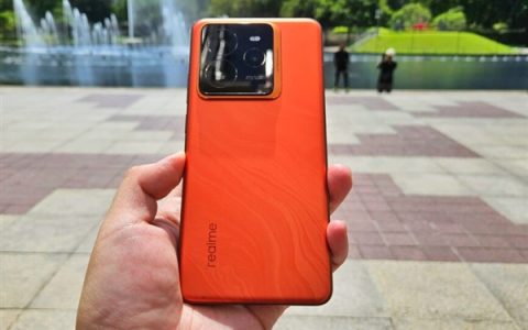 史无前例！10000mAh手机明年年初就上 真我全球首发