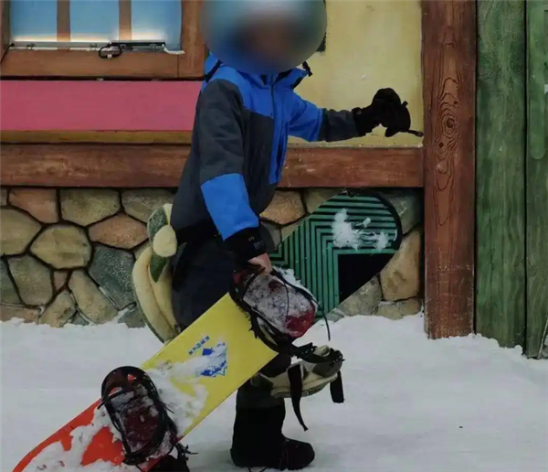 小伙学冲浪闪了腰致截瘫：确诊罕见病“冲浪者脊髓病”