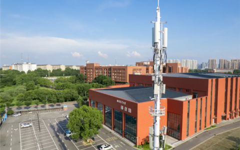 华为在大学校园启用智能基站：波随人动 效率提升15倍