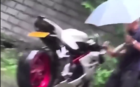 老人推倒小区内摩托车拒赔引热议 已被拘网友点赞：车主回应