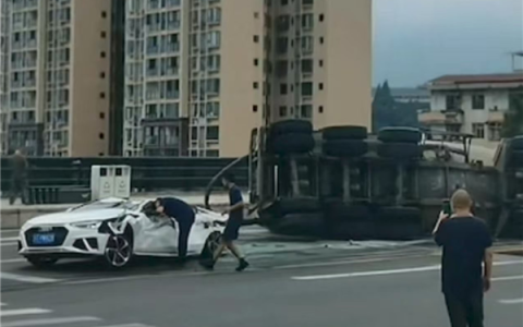 奥迪A4L被水泥罐车压顶车主几乎无伤 奥迪送出一台A5L新车