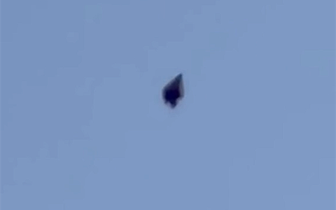 美国得州上空疑出现黑色UFO：边缘发光三角形 没任何声音
