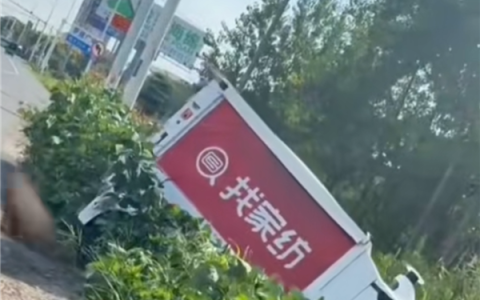 自动驾驶送货车闹笑话：有路不走 非要在路边荒地开条新路
